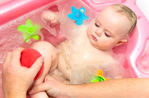 Tránh dùng xà phòng làm khô da hoặc có chứa hương thơm để tắm trẻ - Ảnh: Shutterstock