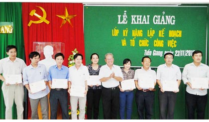 Ông Phạm Trọng Nhường, Phó Chủ tịch Hiệp hội Doanh nghiệp tỉnh trao chứng nhận hoàn thành khóa học cho học viên.