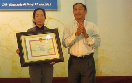 Giám đốc Sở VH- TT&DL Nguyễn Ngọc Minh trao Bằng khen của Bộ VH-TT&DL cho đơn vị huyện Chợ Gạo.