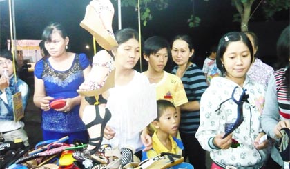 Người dân mua sắm tại phiên chợ hàng Việt về khu dân cư Long Thạnh Hưng.