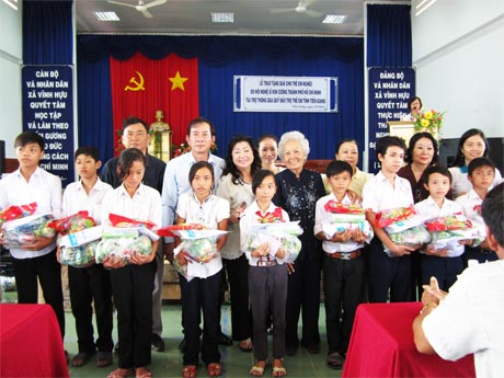 Ban vận động Quỹ Bảo trợ trẻ em tỉnh phối hợp Hội Bảo trợ người khuyết tật và trẻ em mồ côi TP. Hồ Chí Minh tặng quà cho trẻ em xã Vĩnh Hựu (Gò Công Tây).