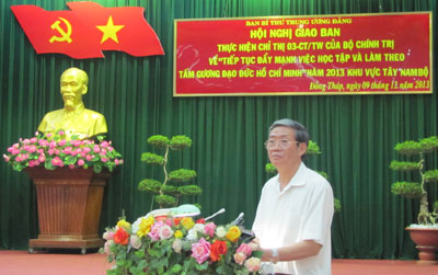 Đồng chí Đinh Thế Huynh phát biểu tại Hội nghị.