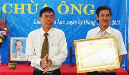 Ông Nguyễn Văn Giang, Trưởng phòng Văn hóa - Thể thao huyện Chợ Gạo trao Bằng công nhận cho Ban Quản tự Chùa Ông.