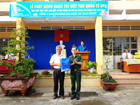 Đại diện Công ty Viettel Chi nhánh Tiền Giang tặng quà cho Trường THCS Vĩnh Kim nhân lễ phát động cuộc thi.