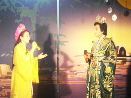 Biểu diễn trích đoạn cải lương ở Rạp hát Tiền Giang.
