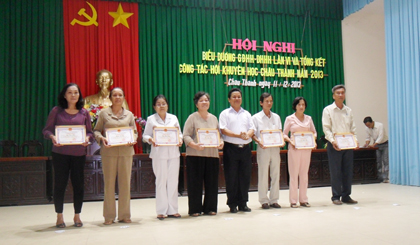 Ông Trương Minh Tới, Phó Bí thư huyện ủy trao giấy công nhận gia đình hiếu học.