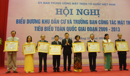  Chủ tịch nước Trương Tấn Sang trao Huân chương Lao động hạng Ba cho các khu dân cư. (Ảnh: TH) 