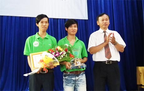 Thầy Nguyễn Quang Khải trao học bổng cho sinh viên.