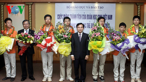 Đoàn học sinh chụp ảnh lưu niệm với Cục trưởng Cục Khảo thí và Kiểm định chất lượng Mai Văn Trinh