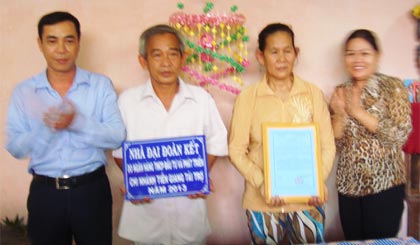 Trao Quyết định và bảng tặng nhà đại đoàn kết cho gia đình ông Phạm Thành Long.
