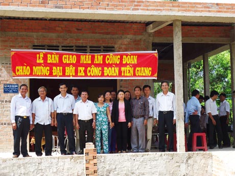 Trao “Mái ấm công đoàn” cho anh Lê Văn Hải, Chủ tịch Hội Nông dân xã Điềm Hy.