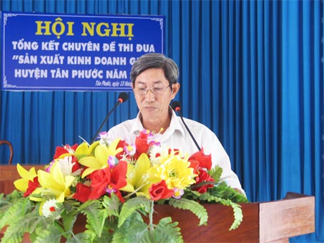 Ông Đỗ Văn Oanh báo cáo tại Hội nghị Nông dân sản xuất- kinh doanh giỏi huyện Tân Phước năm 2013.