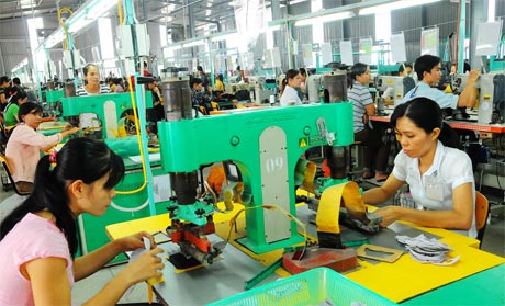 KCN Tân Hương cũng nằm trong chương trình hợp tác giữa TP. Hồ Chí Minh và Tiền Giang, hiện đã lấp đầy 93%. Trong ảnh: Sản xuất giày xuất khẩu ở KCN Tân Hương.