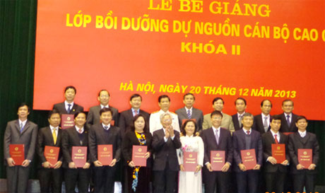   Đồng chí Tạ Ngọc Tấn trao chứng nhận cho các học viên.