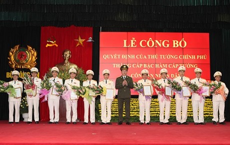 Bộ trưởng Trần Đại Quang trao Quyết định cho các đồng chí được thăng cấp bậc hàm cấp Tướng. Ảnh Mps.gov.vn 
