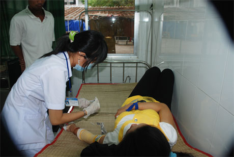 Thai phụ Nguyễn Thị Trúc được theo dõi và săn sóc tích cực tại khoa nhiễm Bệnh viện Đa khoa trung tâm Tiền Giang vào chiều 21-12. Ảnh: Hạnh Nga