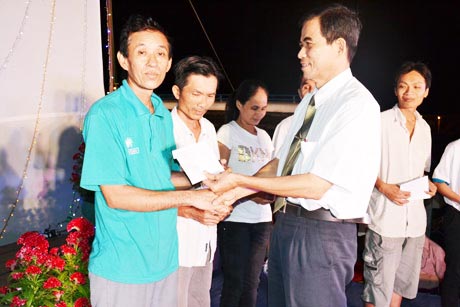 Ông Trương Văn Hiền, Chủ tịch LĐLĐ tỉnh tặng quà Tết cho công nhân Khu công nghiệp Tân Hương (Châu Thành).