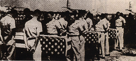 Những quan tài đựng xác binh sĩ Mỹ chết trong trận Ấp Bắc được chuẩn bị đưa về nước.
