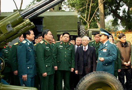 Tổng Bí thư Nguyễn Phú Trọng tham quan vũ khí trang bị của Quân chủng PKKQ. Ảnh: qdnd.vn