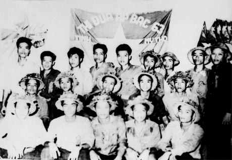 Cán bộ, chiến sĩ Tiểu đoàn 514 nhận Cờ thi đua Ấp Bắc năm 1963.
