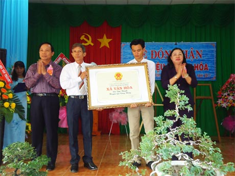 Lãnh đạo tỉnh trao danh hiệu Xã văn hóa Tân Thành, huyện Gò Công Đông.