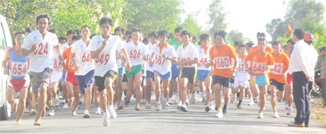 Các VĐV chuyên nghiệp thi đấu cự ly 10km nam tại Giải Việt dã Báo Ấp Bắc lần thứ 30 – năm 2013.