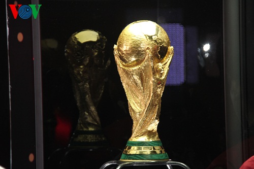 Cận cảnh Cúp Vàng World Cup 2014.