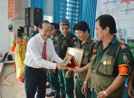 Ông Trần Thanh Đức, Phó Chủ tịch UBND tỉnh trao Bằng khen  cho Đội Môtô Quận 5, TP. Hồ Chí Minh.