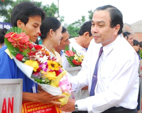 Ông Nguyễn Hữu Đức, Tổng Biên tập Báo Ấp Bắc tặng hoa cho VĐV.