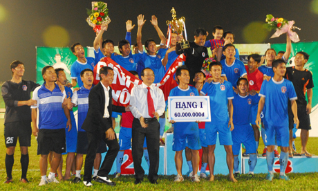 Ông Trần Thanh Đức, Phó Chủ tịch UBND tỉnh trao Cúp Vô địch, phần thưởng 60 triệu đồng cùng 10 triệu đồng của nhà tài trợ cho đội vô địch.