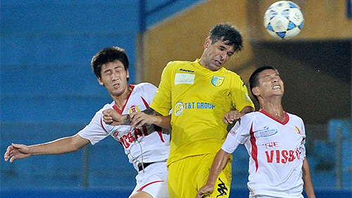 Ở mùa giải năm ngoái Hà Nội T&T đánh bại V.Ninh Bình 1 - 0 trên sân nhà nhưng lại để thua 0-2 trên sân khách (Ảnh: M.Hoàng). 