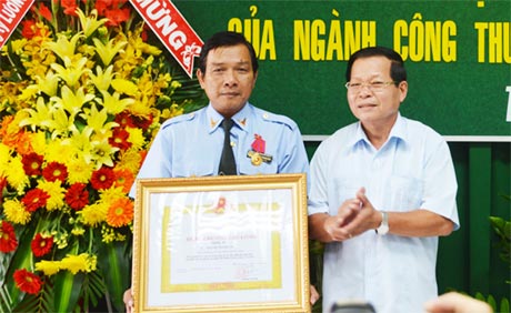 Chủ tịch UBND tỉnh Nguyễn Văn Khang trao Huân chương Lao động hạng Ba cho ông Nguyễn Thanh Vân.