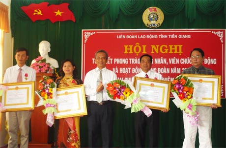 Ông Đặng Ngọc Tùng, Chủ tịch Tổng LĐLĐ Việt Nam trao Huân chương Lao động hạng Ba cho tập thể và cá nhân.