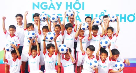 15 cầu thủ “nhí” được tuyển chọn vào vòng chung kết tại Hà Nội.
