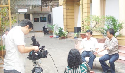 Soạn giả Huỳnh Anh trả lời phỏng vấn.