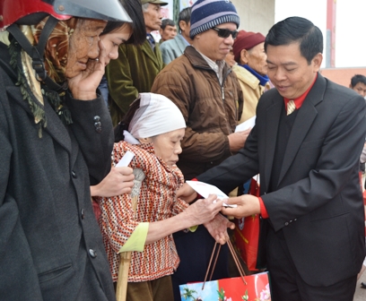 Hội CTĐ Thái Bình tặng quà tết cho người nghèo ở Huyện Vũ Thư.