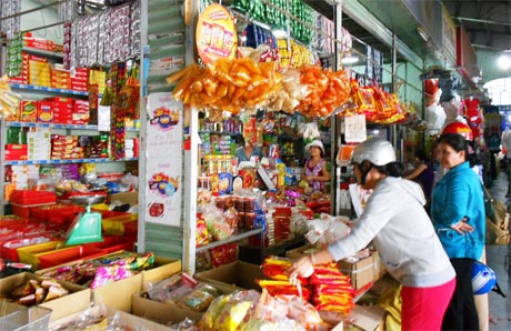 Người dân đã bắt đầu mua sắm Tết tại chợ Cai Lậy trong những ngày đầu tháng Chạp.