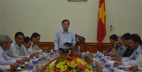 Ông Nguyễn Văn Khang, Chủ tịch UBND tỉnh phát biểu chỉ đạo tại cuộc họp.