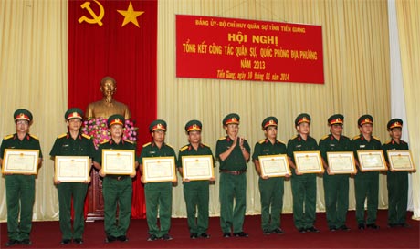 Đại tá Trần Văn Lan, Chỉ huy trưởng Bộ CHQS tỉnh trao thưởng cho các đơn vị.