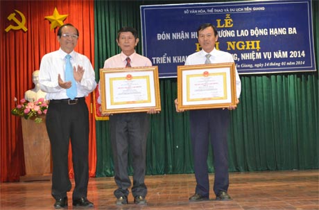 Ông Trần Thanh Đức trao Huân chương Lao động hạng III cho Trung tâm VH-TT và Đoàn Nghệ thuật tổng hợp.