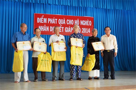 Chủ tịch UBND tỉnh Nguyễn Văn Khang tặng quà mừng thọ 5 cụ tròn 90 tuổi ở phường 4, TP. Mỹ Tho.
