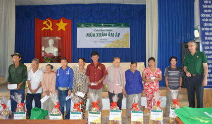 các hộ nghèo của xã Trung An (TP. Mỹ Tho) nhận quà Tết của Công ty TNHH VBL.
