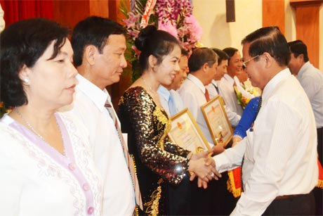 Chủ tịch UBND tỉnh Nguyễn Văn Khang trao Bằng khen cho các doanh nhân tiêu biểu năm 2013.