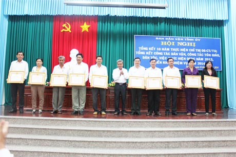 Ông Trần Long Thôn, Trưởng Ban Dân vận Tỉnh ủy trao Giấy khen cho các tập thể.