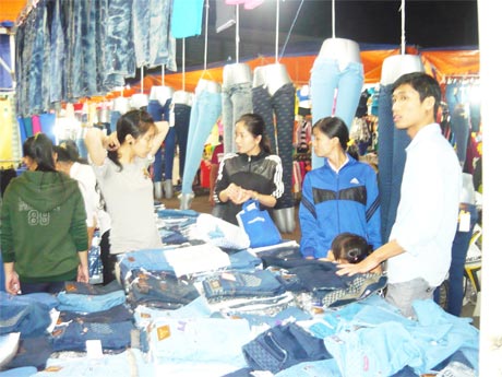 Chợ đêm Mỹ Tho thu hút đông đảo khách hàng mua sắm vào những ngày giáp Tết.