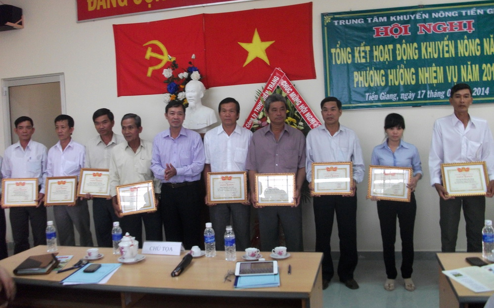 Ông Cao Văn Hóa trao Giấy khen của Sở NN&PTNT cho các cá nhân, tập thể có thành tích tốt trong công tác năm 2013.