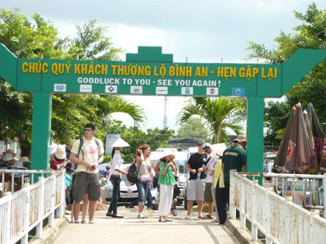  khách du lịch quốc tế đến tham quan tại khu du lịch Cái Bè.    