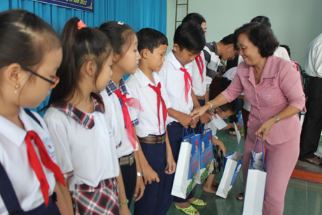 Cô Đồng Thị Bạch Tuyết, Chủ tịch Hội Khuyến học tỉnh trao học bổng cho các em học sinh
