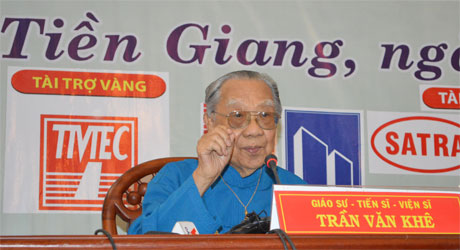 Giáo sư - Tiến sĩ - Viện sĩ Trần Văn Khê trình bày tham luận Gánh hát Thầy Năm Tú và Gánh hát Huỳnh Kỳ tại buổi tọa đàm.