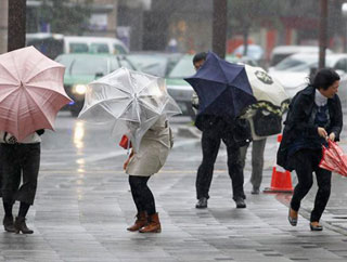 Thời tiết xấu có thể gây tác hại cho bệnh nhân cao huyết áp - Ảnh: Reuters